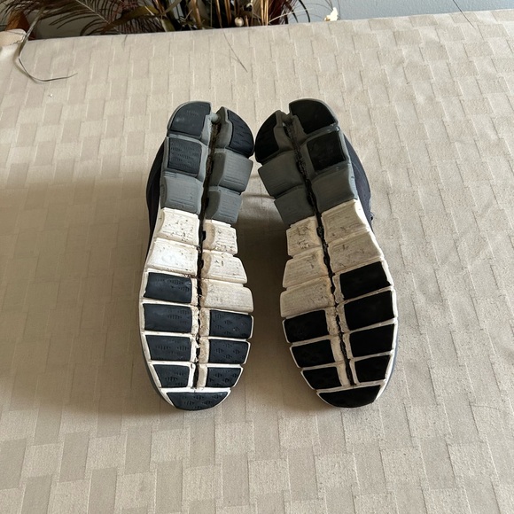 On Running Cloudflow Running Lace Up Sneakers in Black/Asphalt - Picture 10 of 15